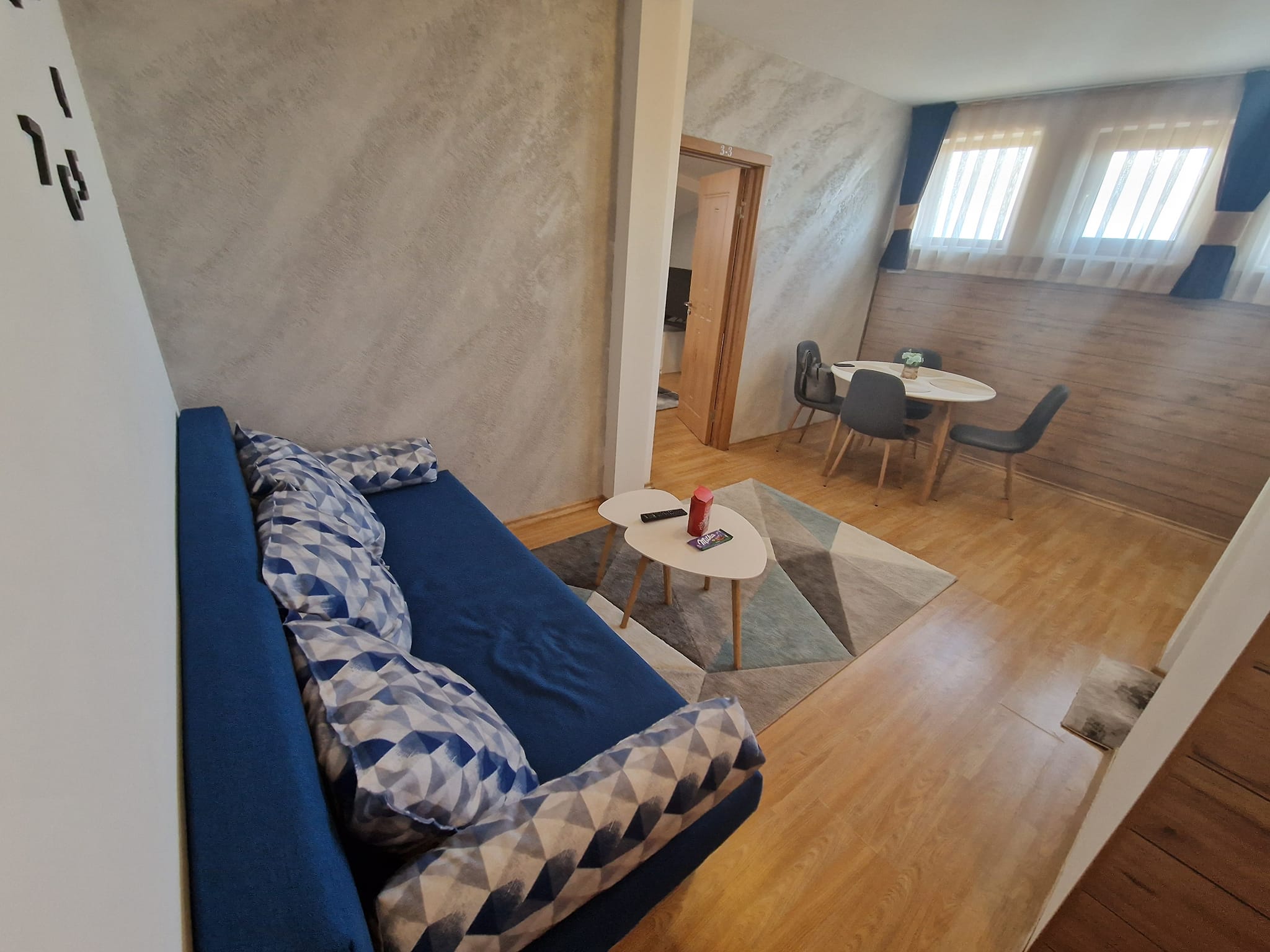 Просторен луксозно обзаведен двустаен апартамент с ниска такса поддръжка за продажба в Банско