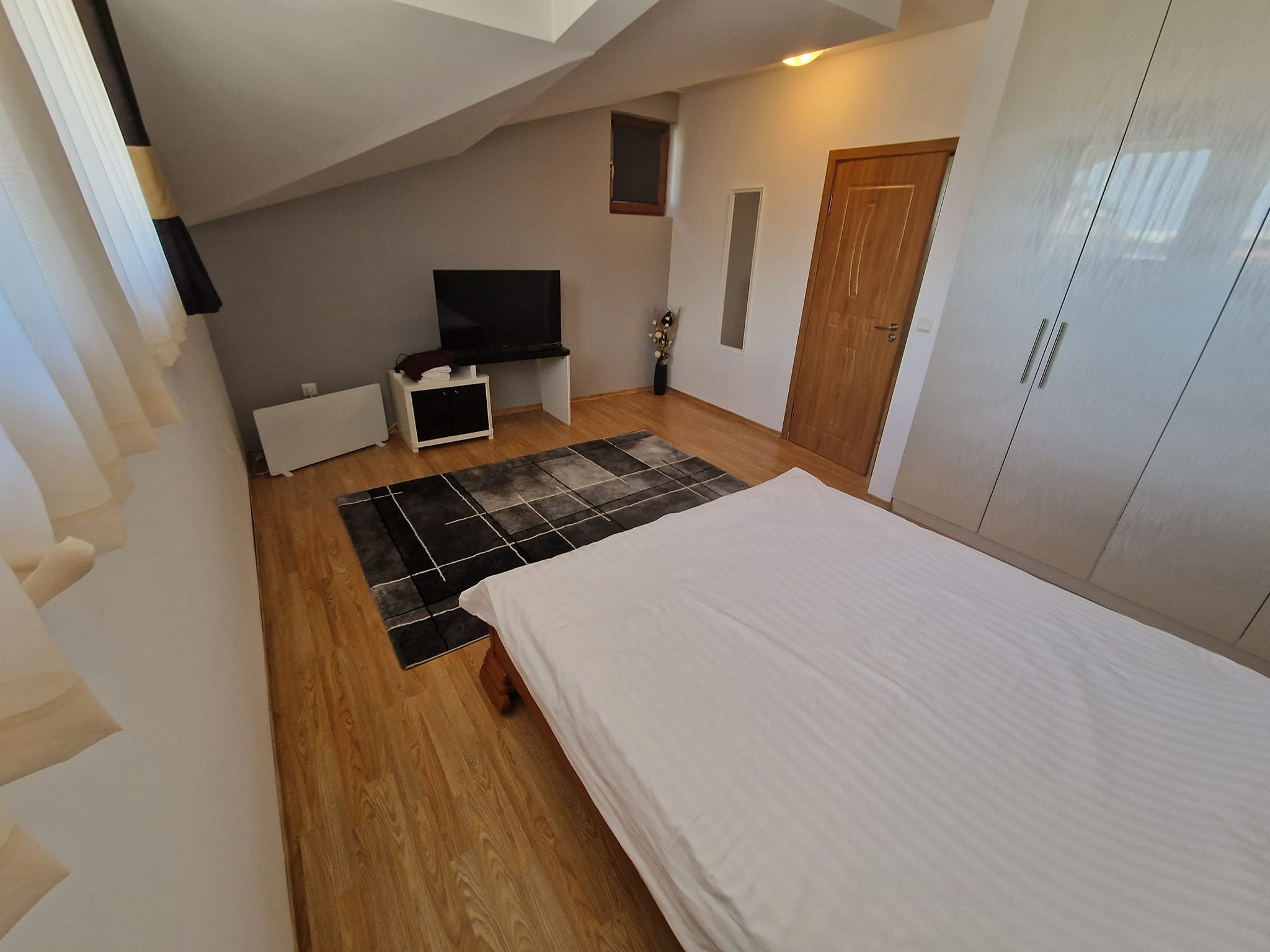 Просторен луксозно обзаведен двустаен апартамент с ниска такса поддръжка за продажба в Банско