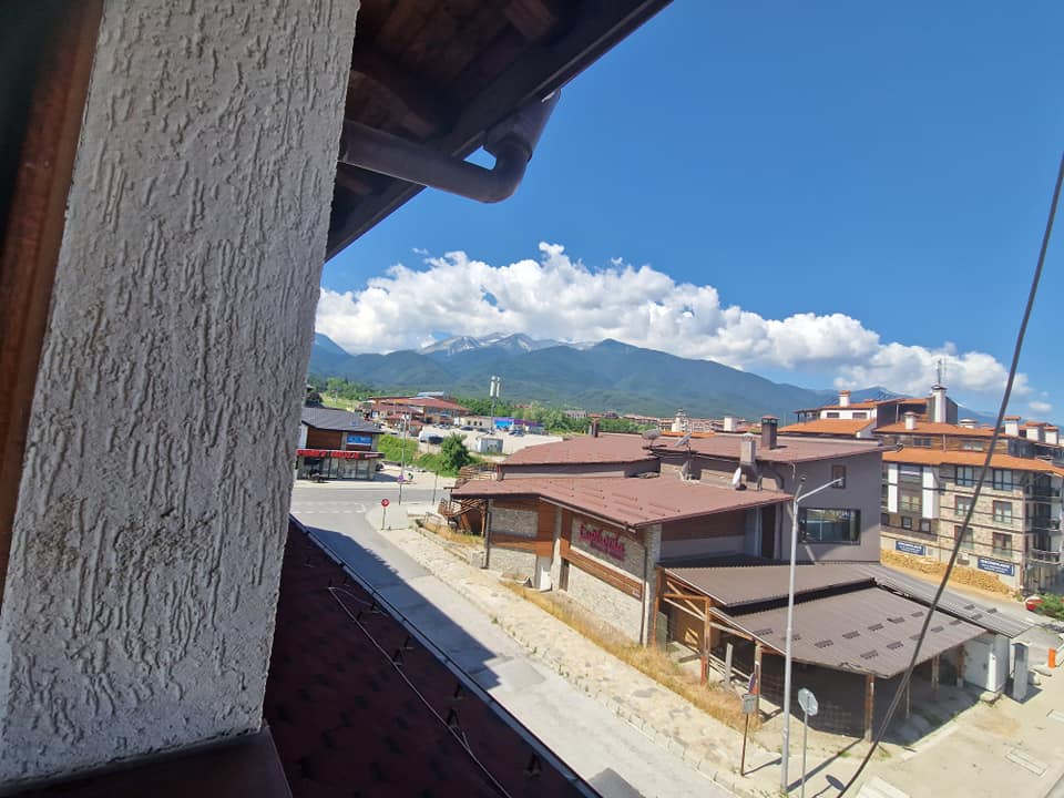 Просторен луксозно обзаведен двустаен апартамент с ниска такса поддръжка за продажба в Банско