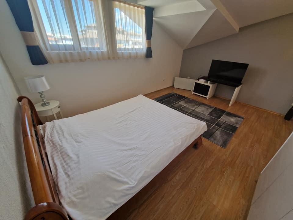 Просторен луксозно обзаведен двустаен апартамент с ниска такса поддръжка за продажба в Банско