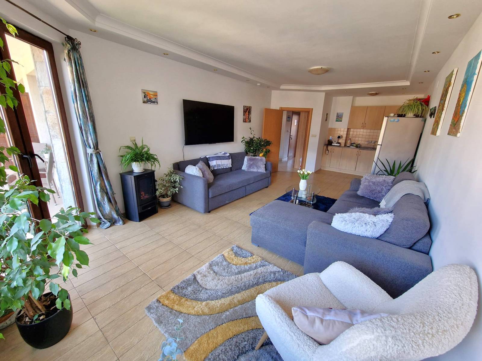 Модерен, уютен тристаен апартамент с ново обзавеждане и с фронтална гледка към Пирин планина