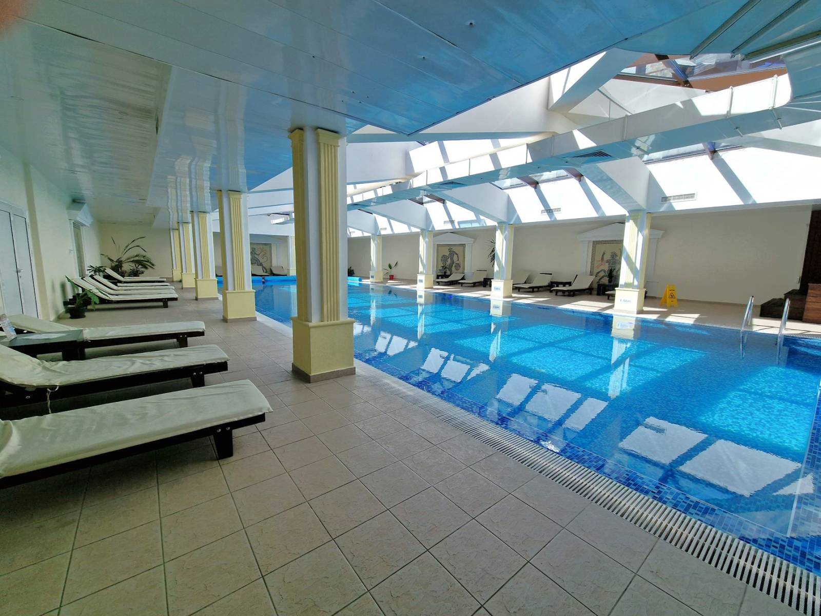 Модерен, уютен тристаен апартамент с ново обзавеждане и с фронтална гледка към Пирин планина