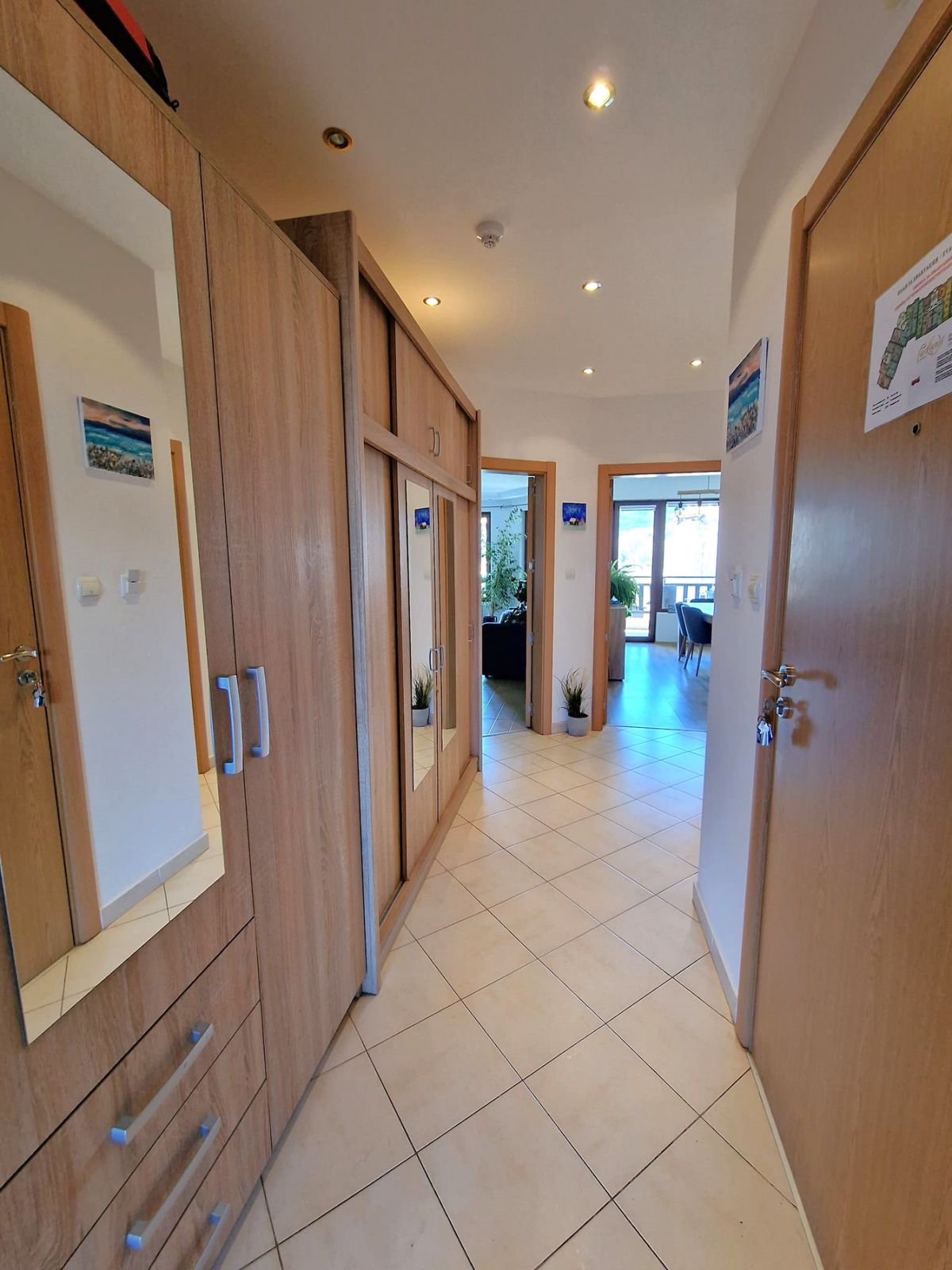 Модерен, уютен тристаен апартамент с ново обзавеждане и с фронтална гледка към Пирин планина