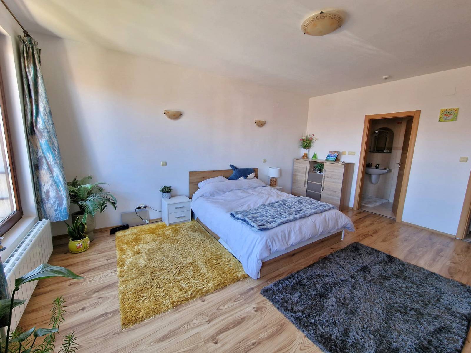 Модерен, уютен тристаен апартамент с ново обзавеждане и с фронтална гледка към Пирин планина