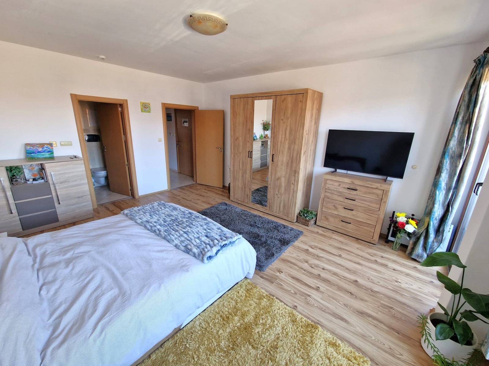 Модерен, уютен тристаен апартамент с ново обзавеждане и с фронтална гледка към Пирин планина