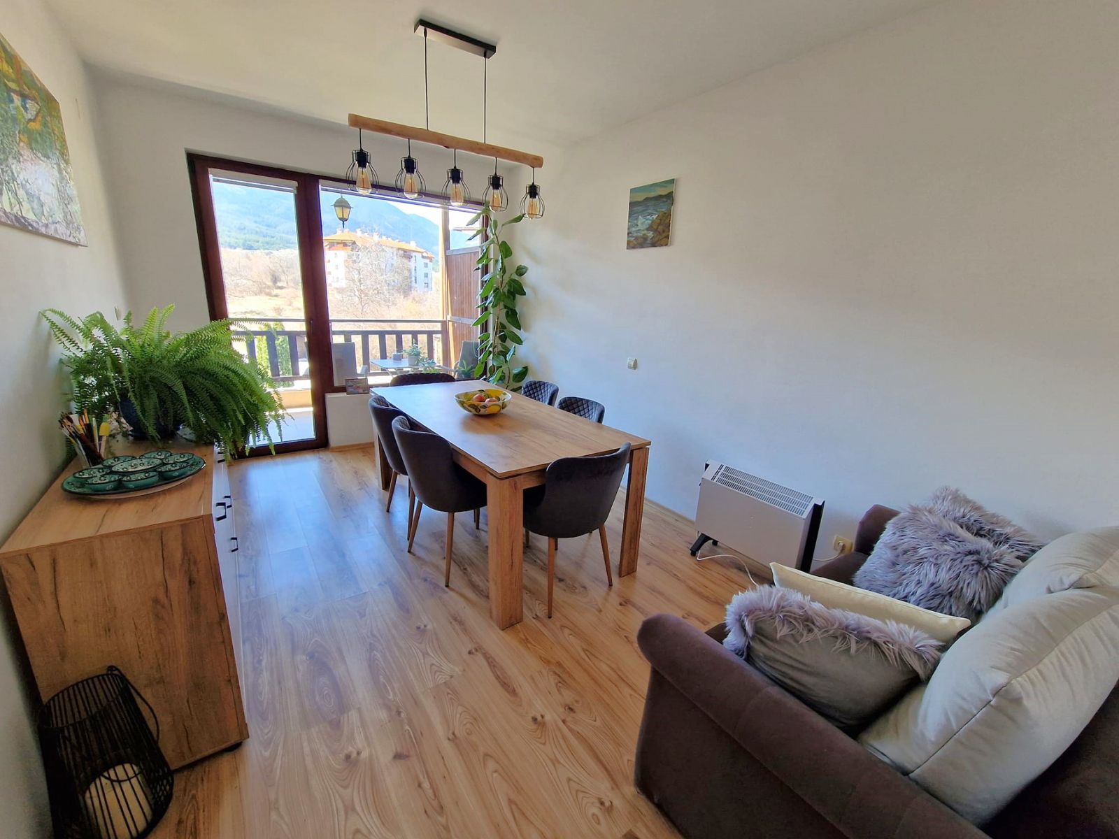 Модерен, уютен тристаен апартамент с ново обзавеждане и с фронтална гледка към Пирин планина