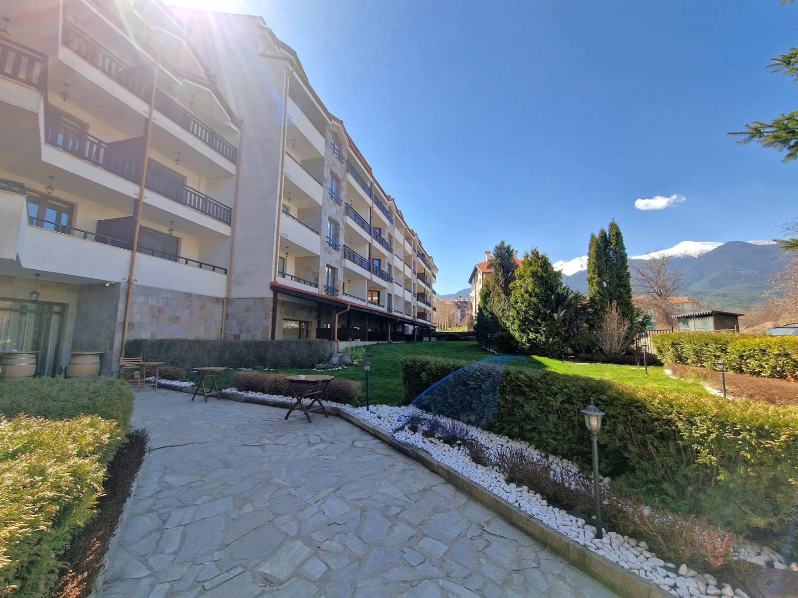 Модерен, уютен тристаен апартамент с ново обзавеждане и с фронтална гледка към Пирин планина