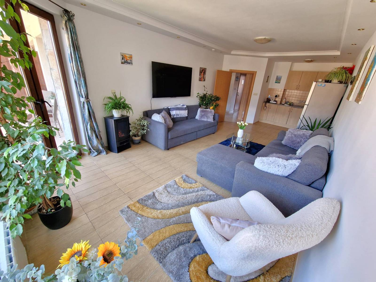 Модерен, уютен тристаен апартамент с ново обзавеждане и с фронтална гледка към Пирин планина