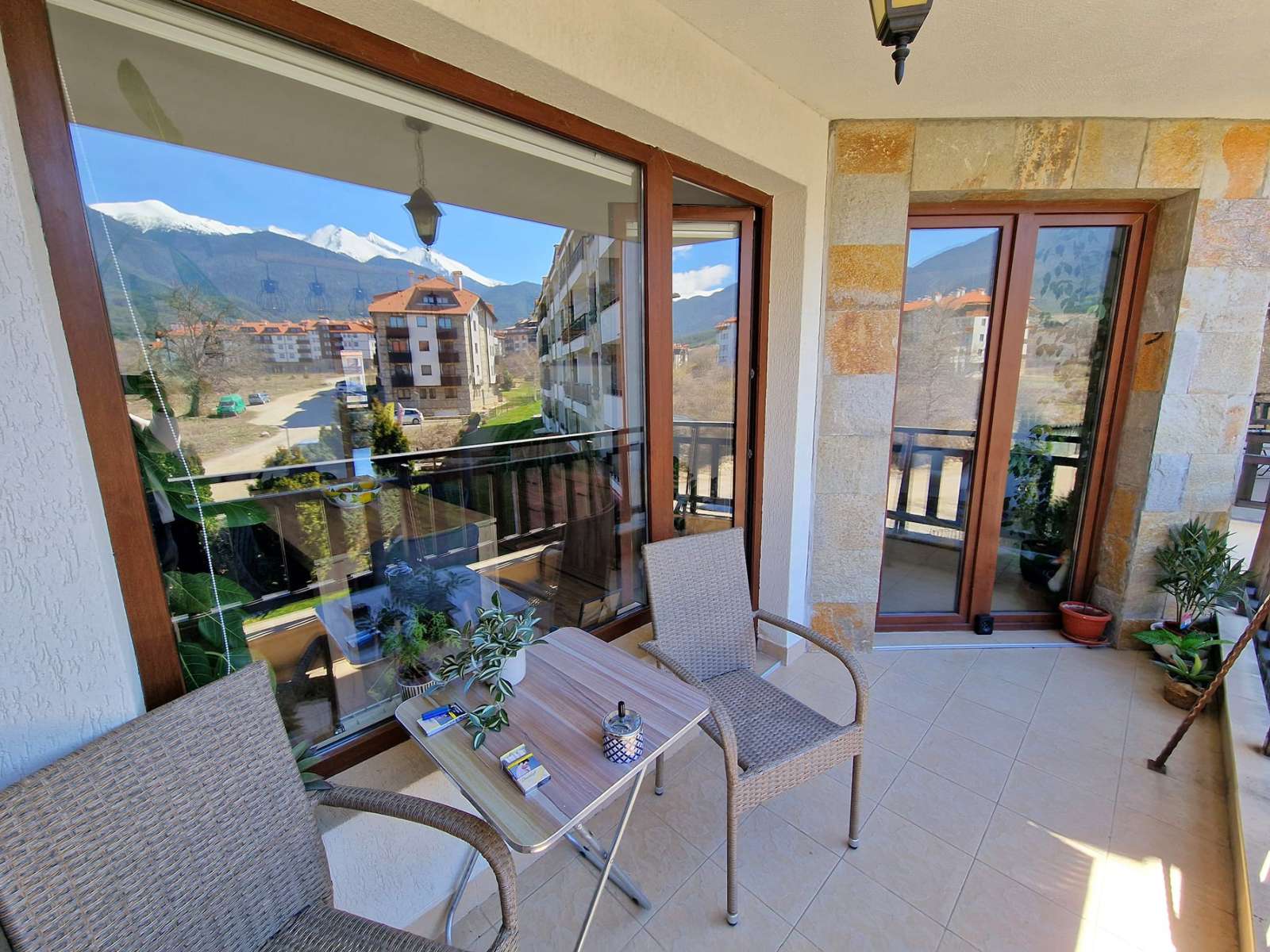 Модерен, уютен тристаен апартамент с ново обзавеждане и с фронтална гледка към Пирин планина