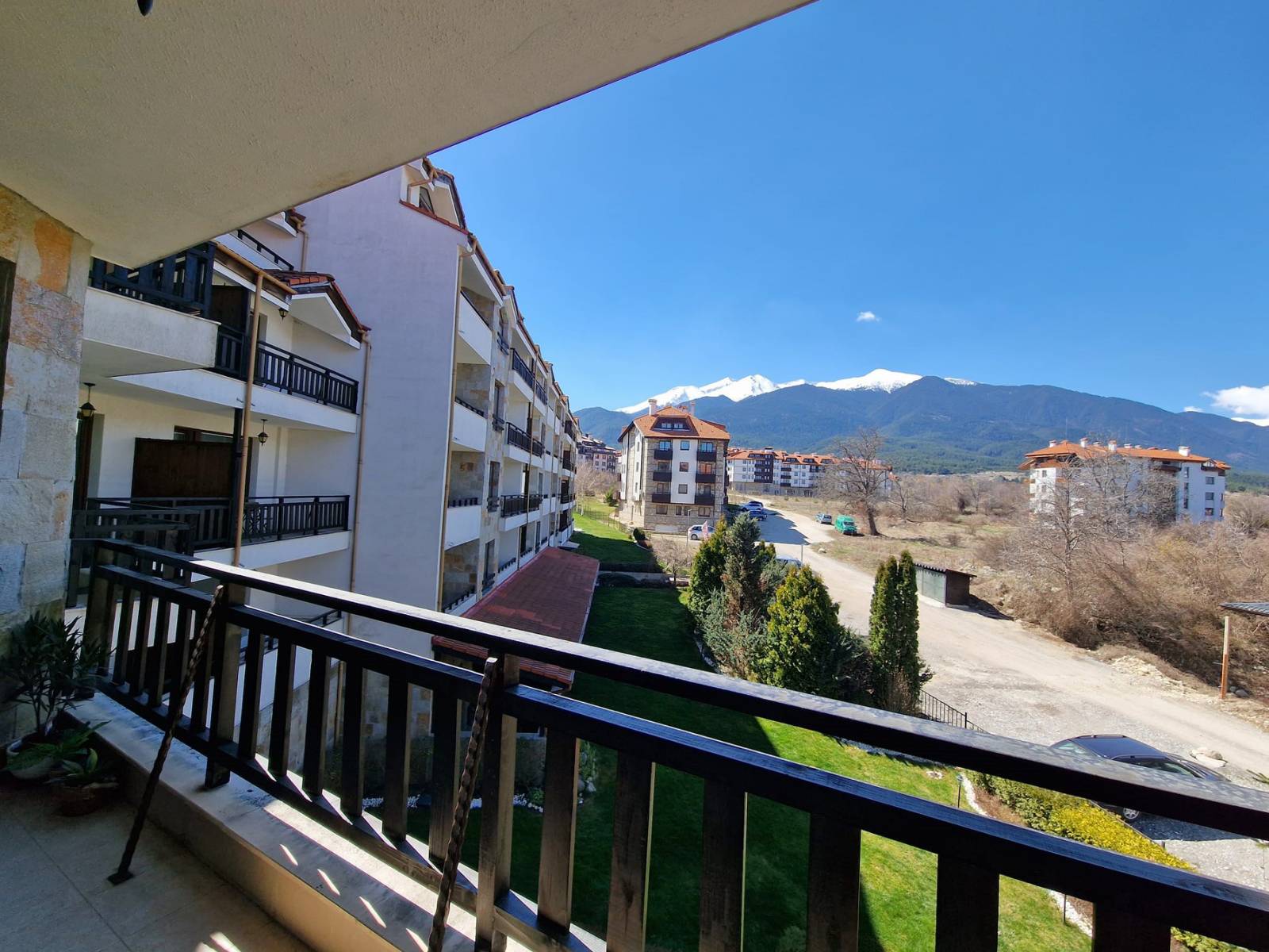 Модерен, уютен тристаен апартамент с ново обзавеждане и с фронтална гледка към Пирин планина