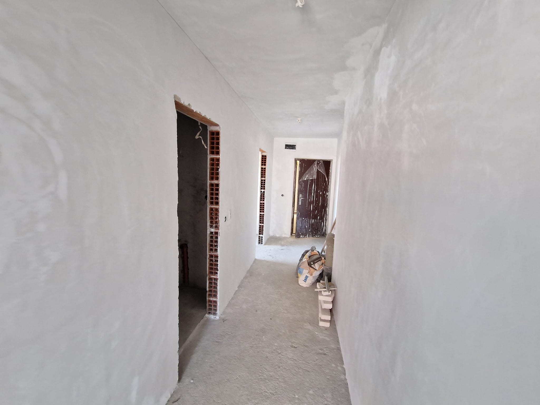 Просторен тристаен апартамент в идеален център на град Разлог