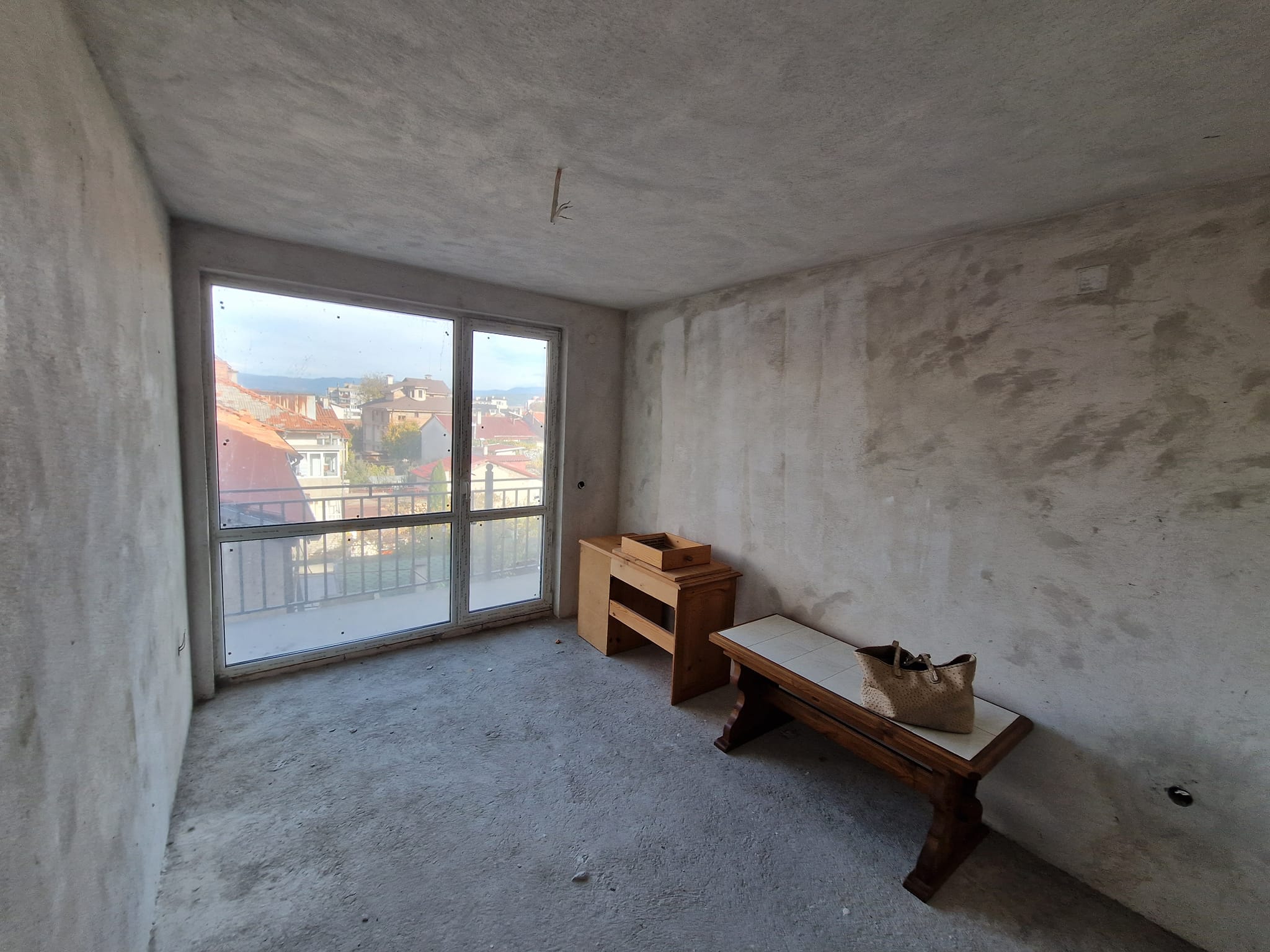 Просторен тристаен апартамент в идеален център на град Разлог