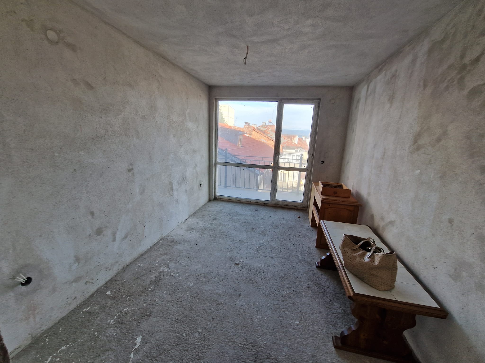 Просторен тристаен апартамент в идеален център на град Разлог