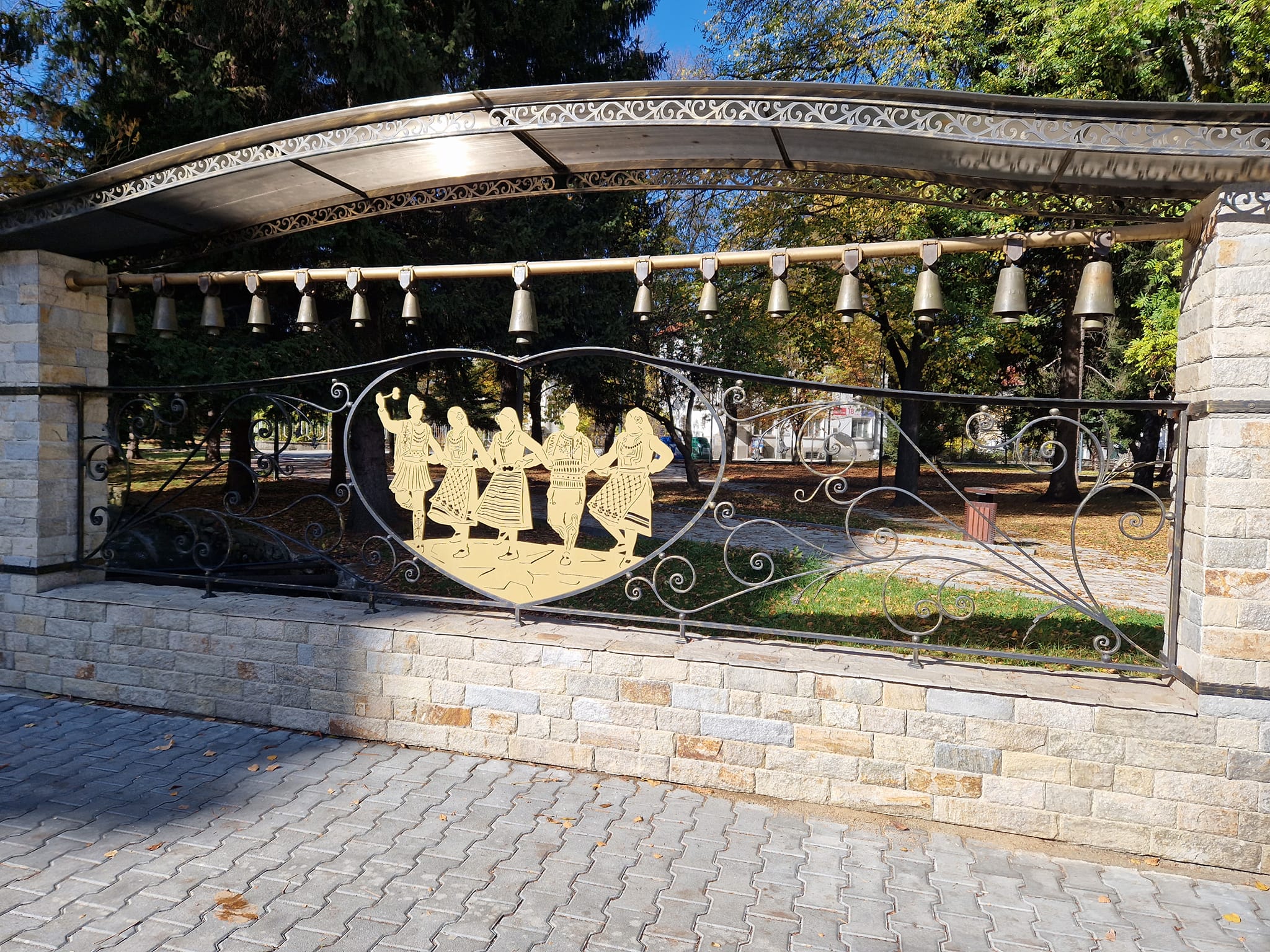 Просторен тристаен апартамент в идеален център на град Разлог