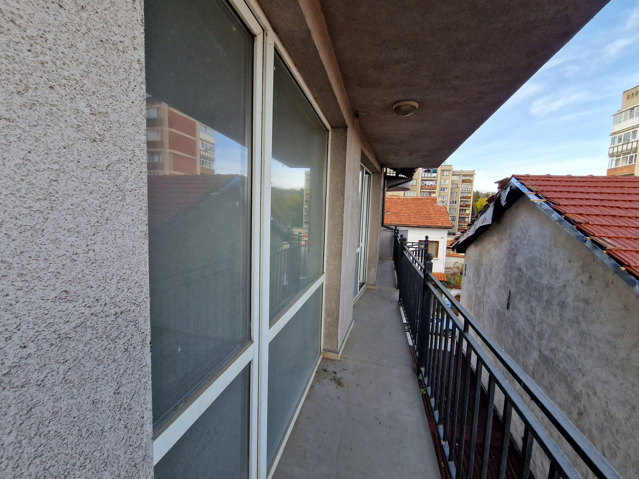 Просторен тристаен апартамент в идеален център на град Разлог