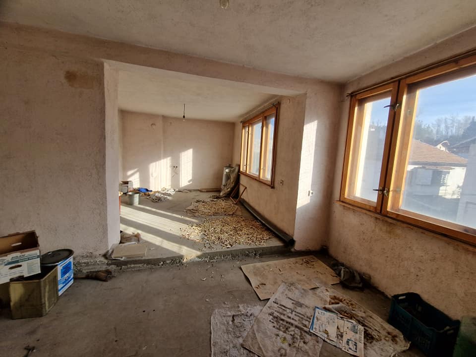 За продажба в Разлог: Масивна триетажна къща с гараж и двор