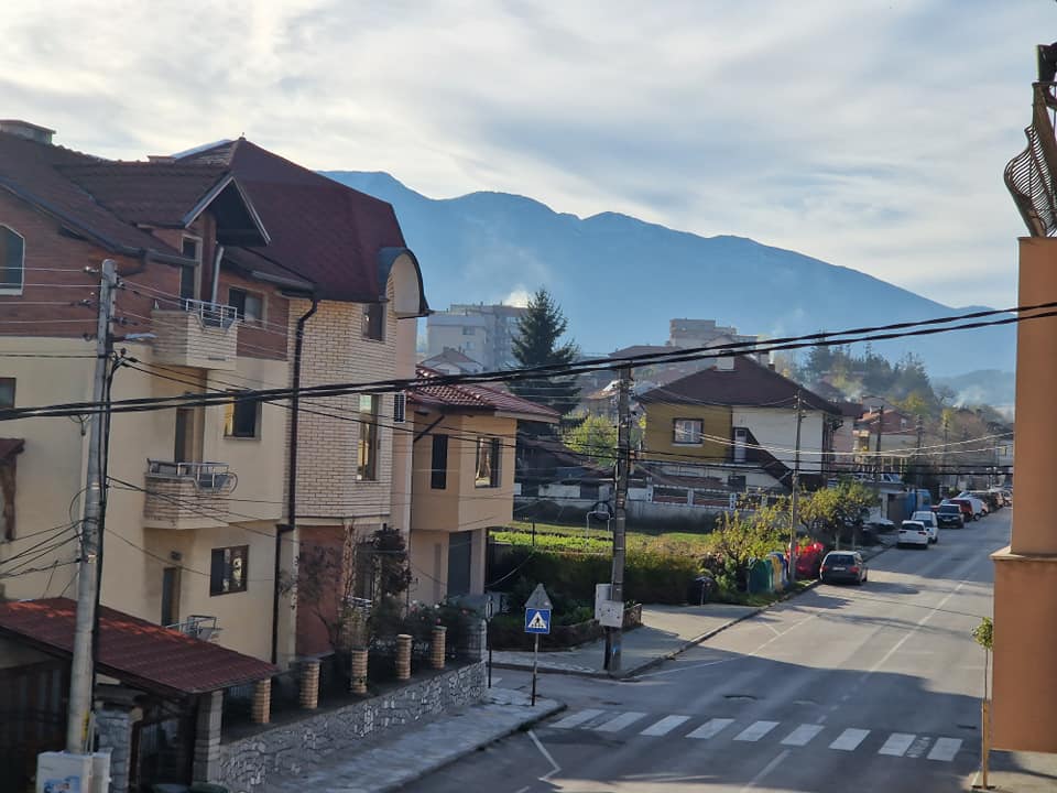 За продажба в Разлог: Масивна триетажна къща с гараж и двор