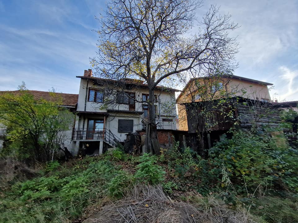 За продажба в Разлог: Масивна триетажна къща с гараж и двор