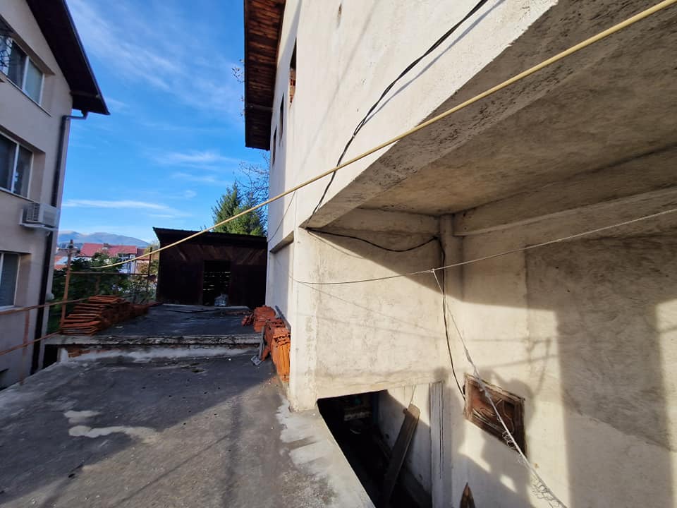 За продажба в Разлог: Масивна триетажна къща с гараж и двор