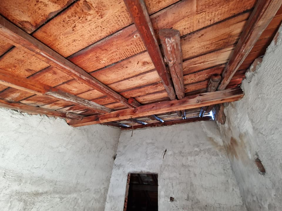 За продажба в Разлог: Масивна триетажна къща с гараж и двор