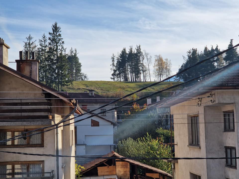 За продажба в Разлог: Масивна триетажна къща с гараж и двор