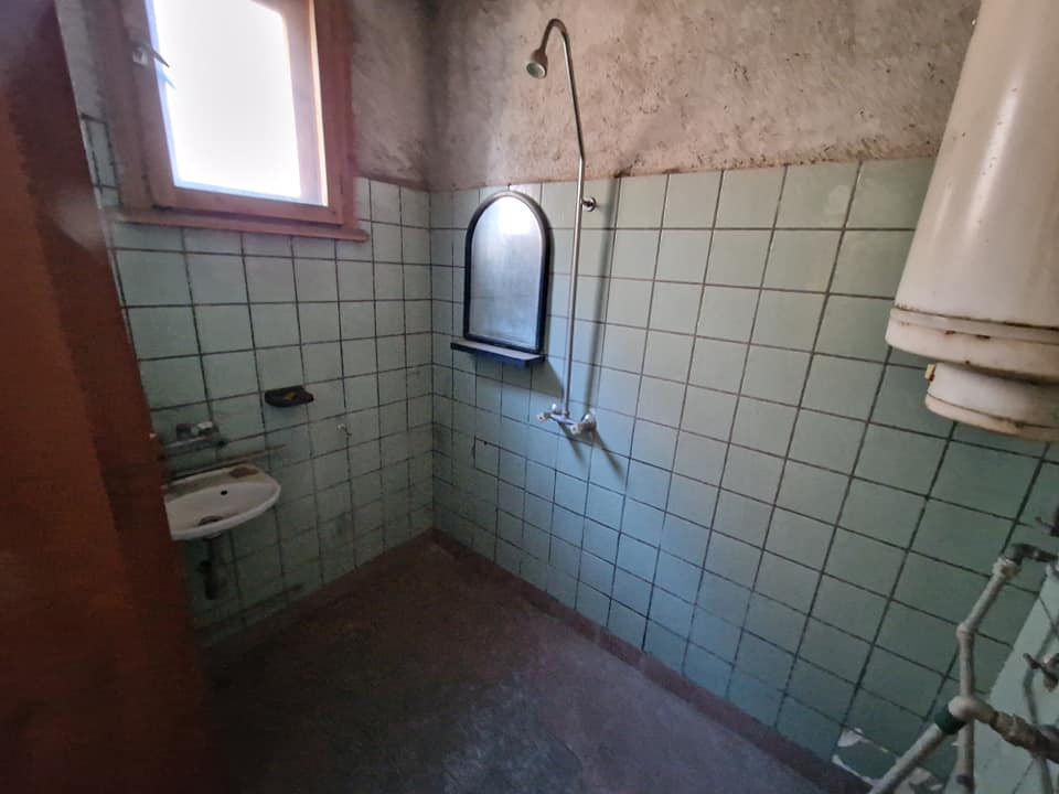 За продажба в Разлог: Масивна триетажна къща с гараж и двор