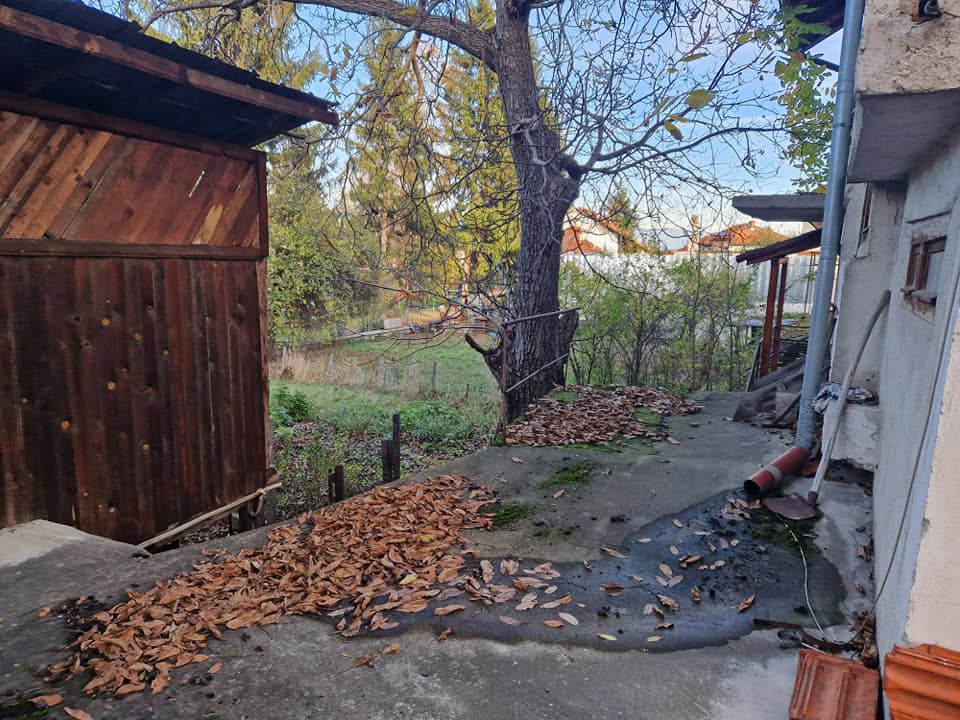 За продажба в Разлог: Масивна триетажна къща с гараж и двор