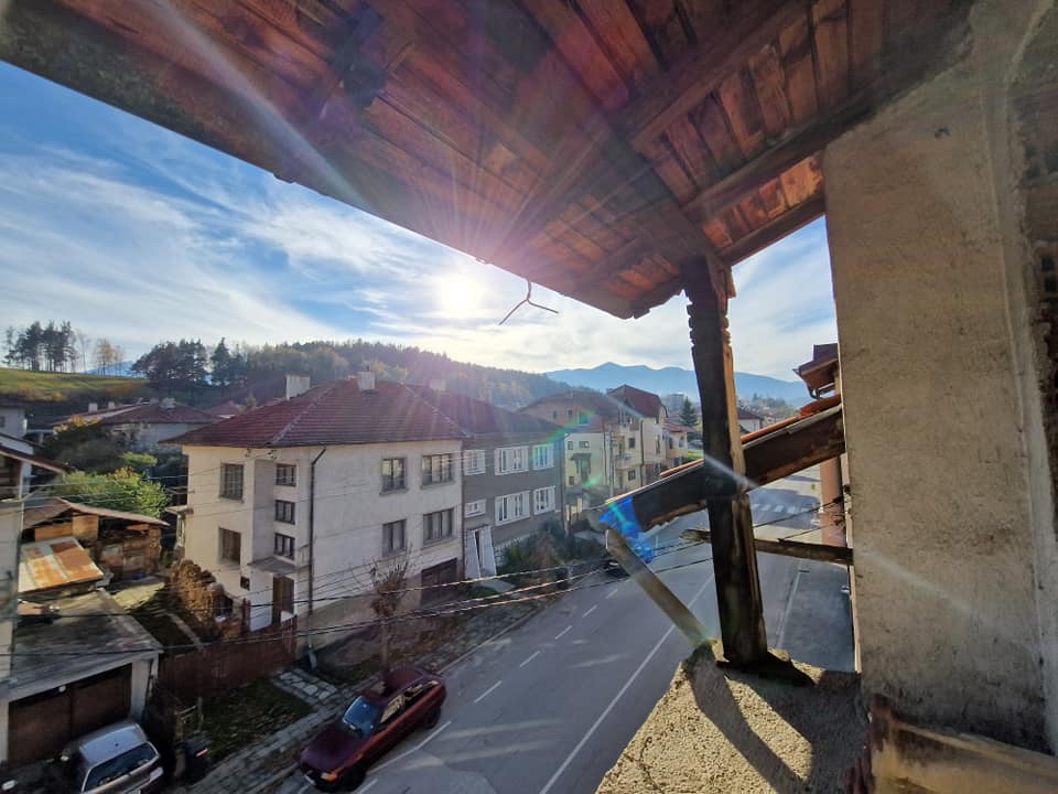 За продажба в Разлог: Масивна триетажна къща с гараж и двор