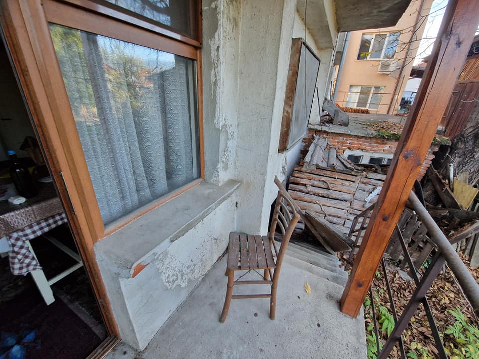 За продажба в Разлог: Масивна триетажна къща с гараж и двор