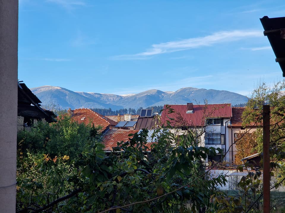 За продажба в Разлог: Масивна триетажна къща с гараж и двор