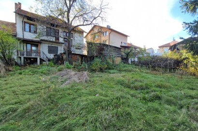 За продажба в Разлог: Масивна триетажна къща с гараж и двор