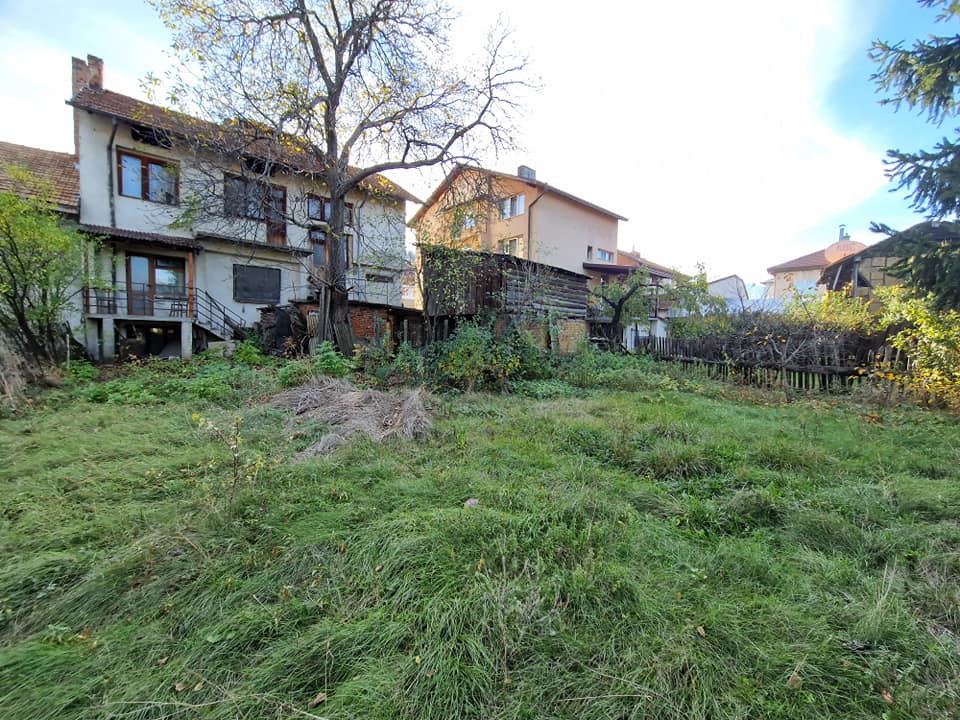 За продажба в Разлог: Масивна триетажна къща с гараж и двор