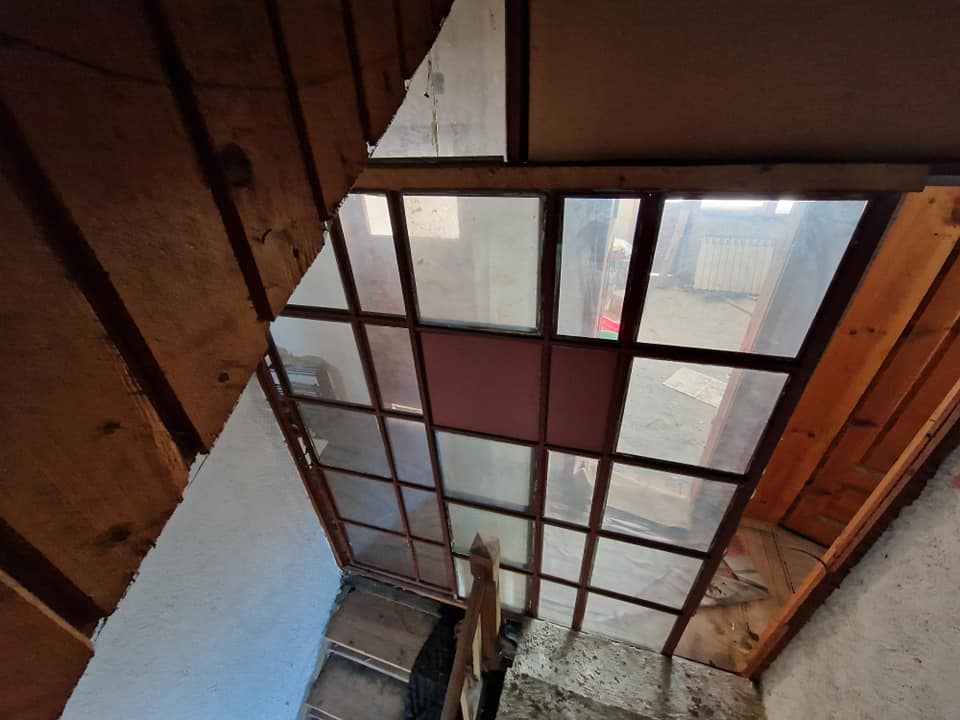 За продажба в Разлог: Масивна триетажна къща с гараж и двор