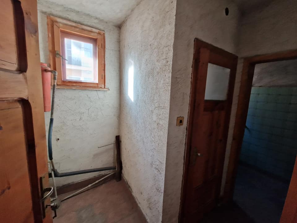 За продажба в Разлог: Масивна триетажна къща с гараж и двор