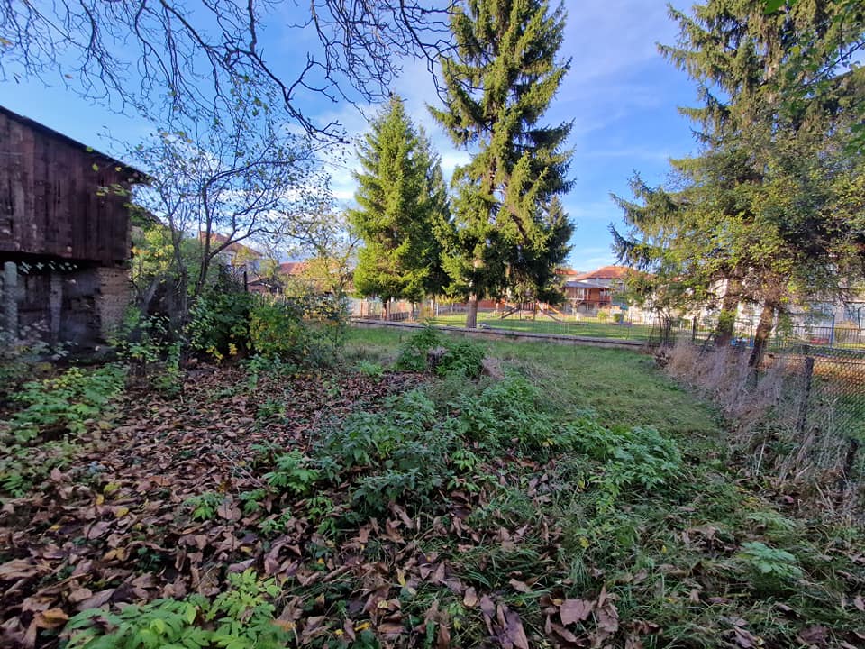 За продажба в Разлог: Масивна триетажна къща с гараж и двор