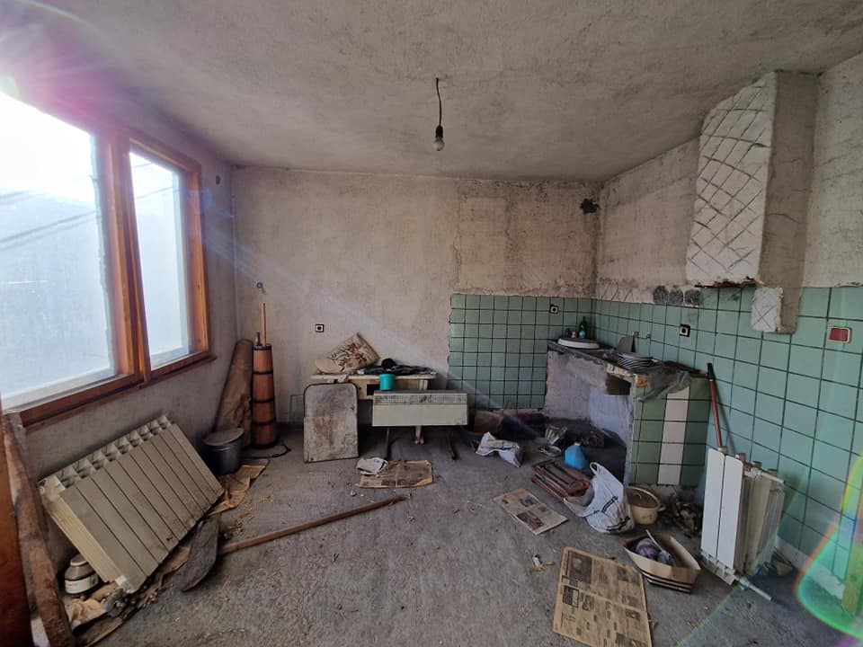 За продажба в Разлог: Масивна триетажна къща с гараж и двор