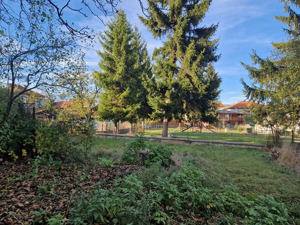 За продажба в Разлог: Масивна триетажна къща с гараж и двор