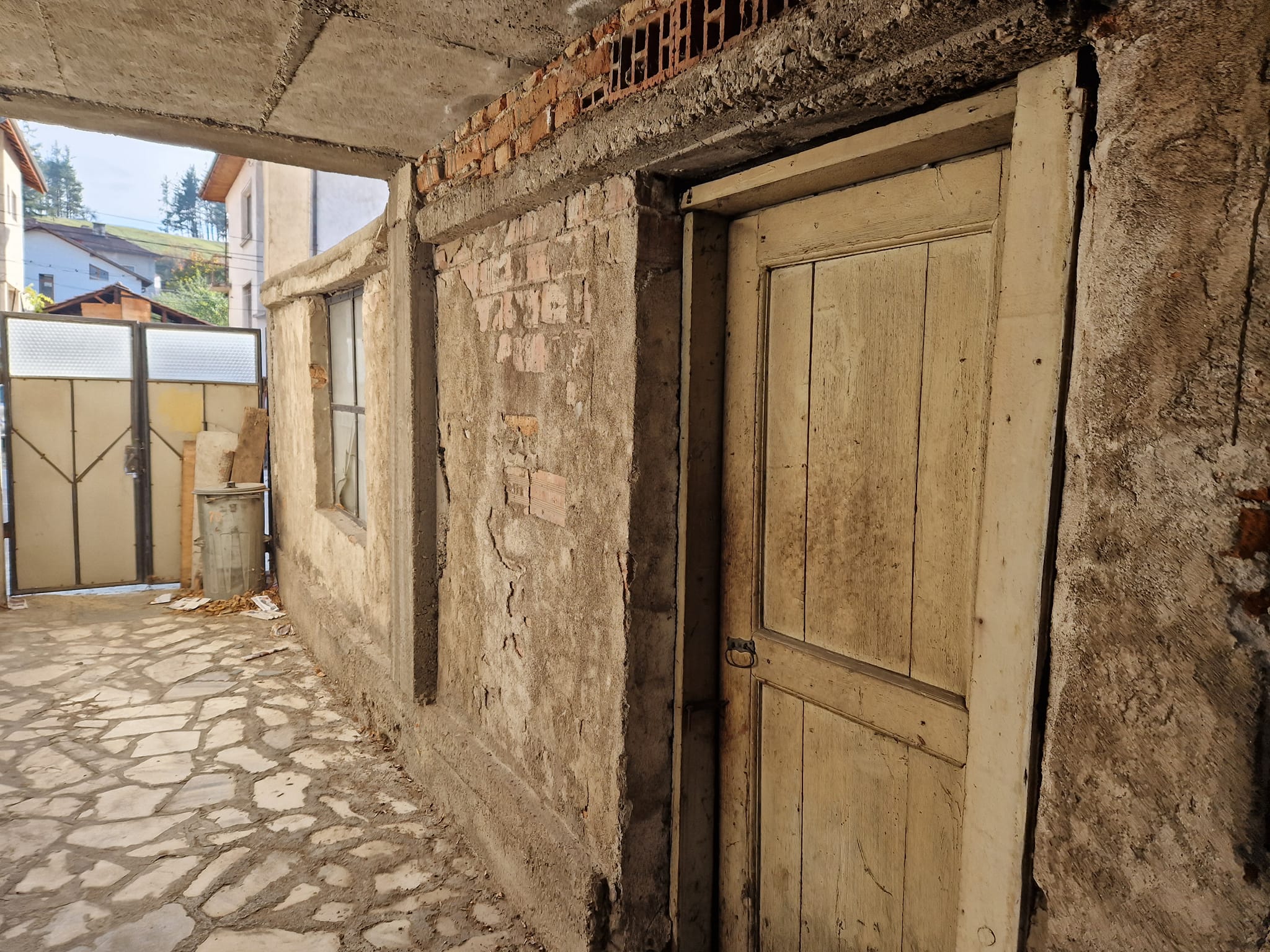 За продажба в Разлог: Масивна триетажна къща с гараж и двор