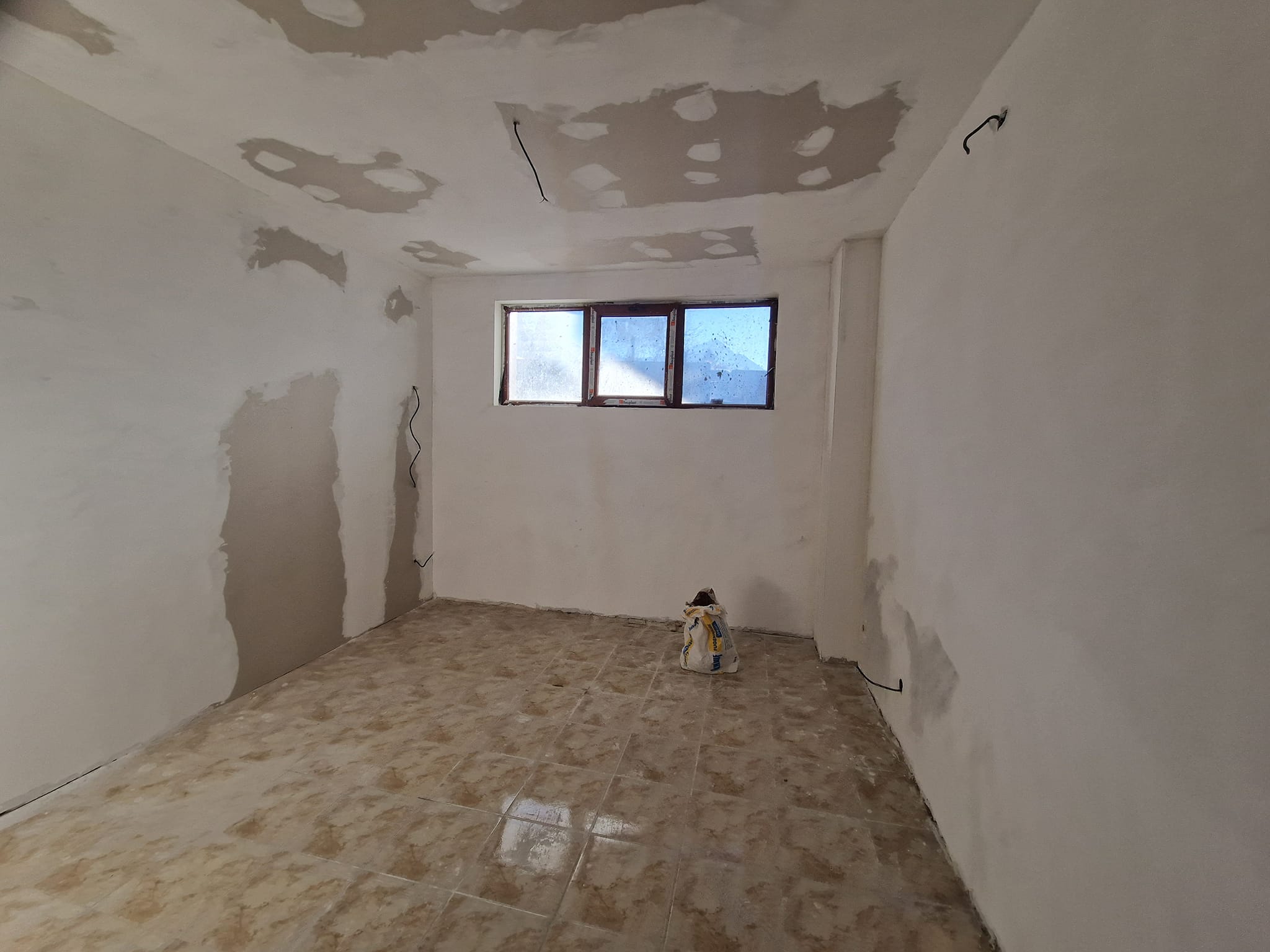 Югоизточно необзаведено студио за продажба до лифта в Банско