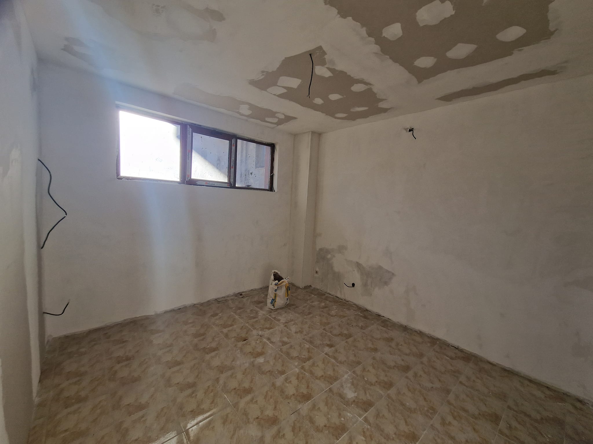 Югоизточно необзаведено студио за продажба до лифта в Банско