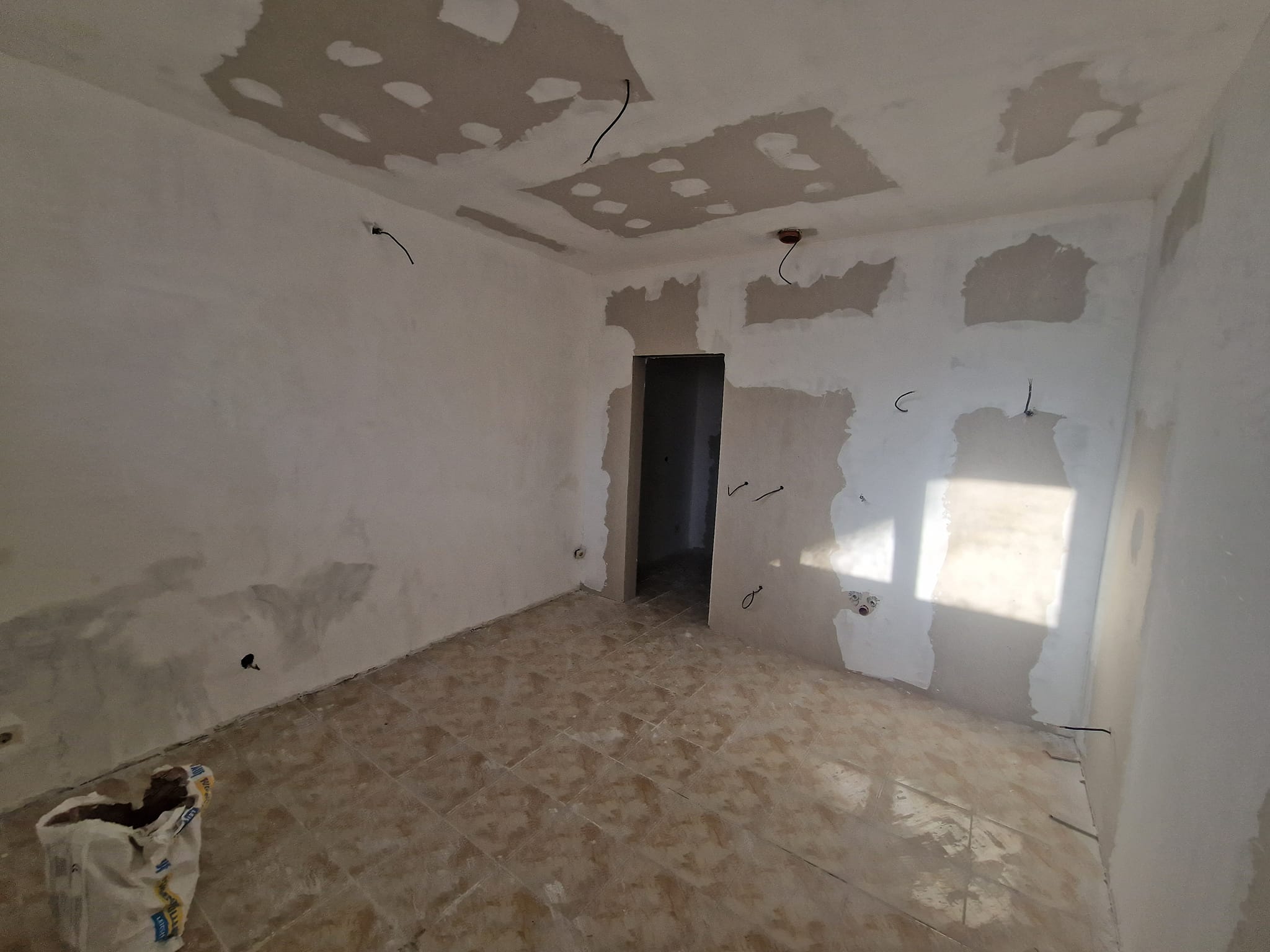 Югоизточно необзаведено студио за продажба до лифта в Банско