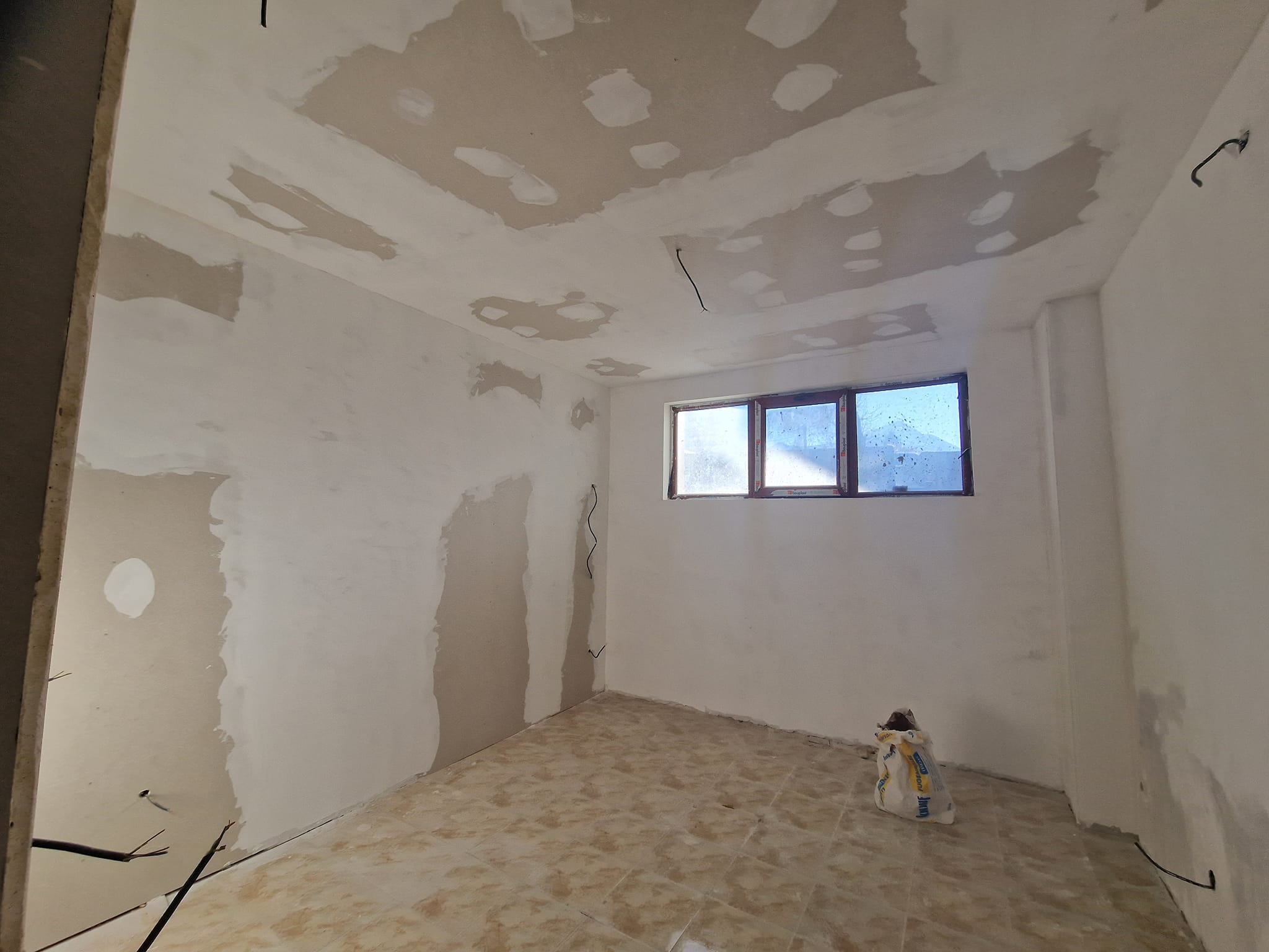 Югоизточно необзаведено студио за продажба до лифта в Банско