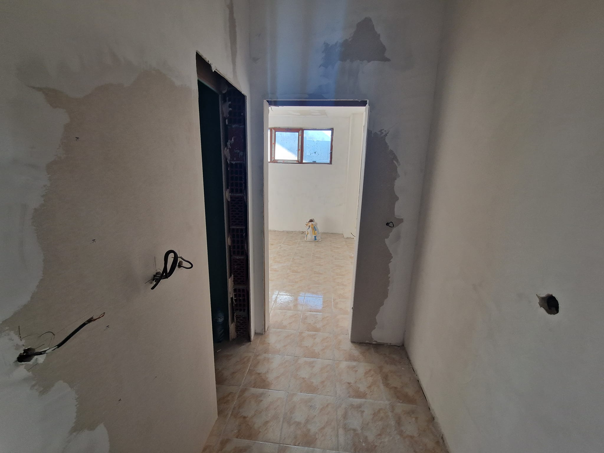 Югоизточно необзаведено студио за продажба до лифта в Банско