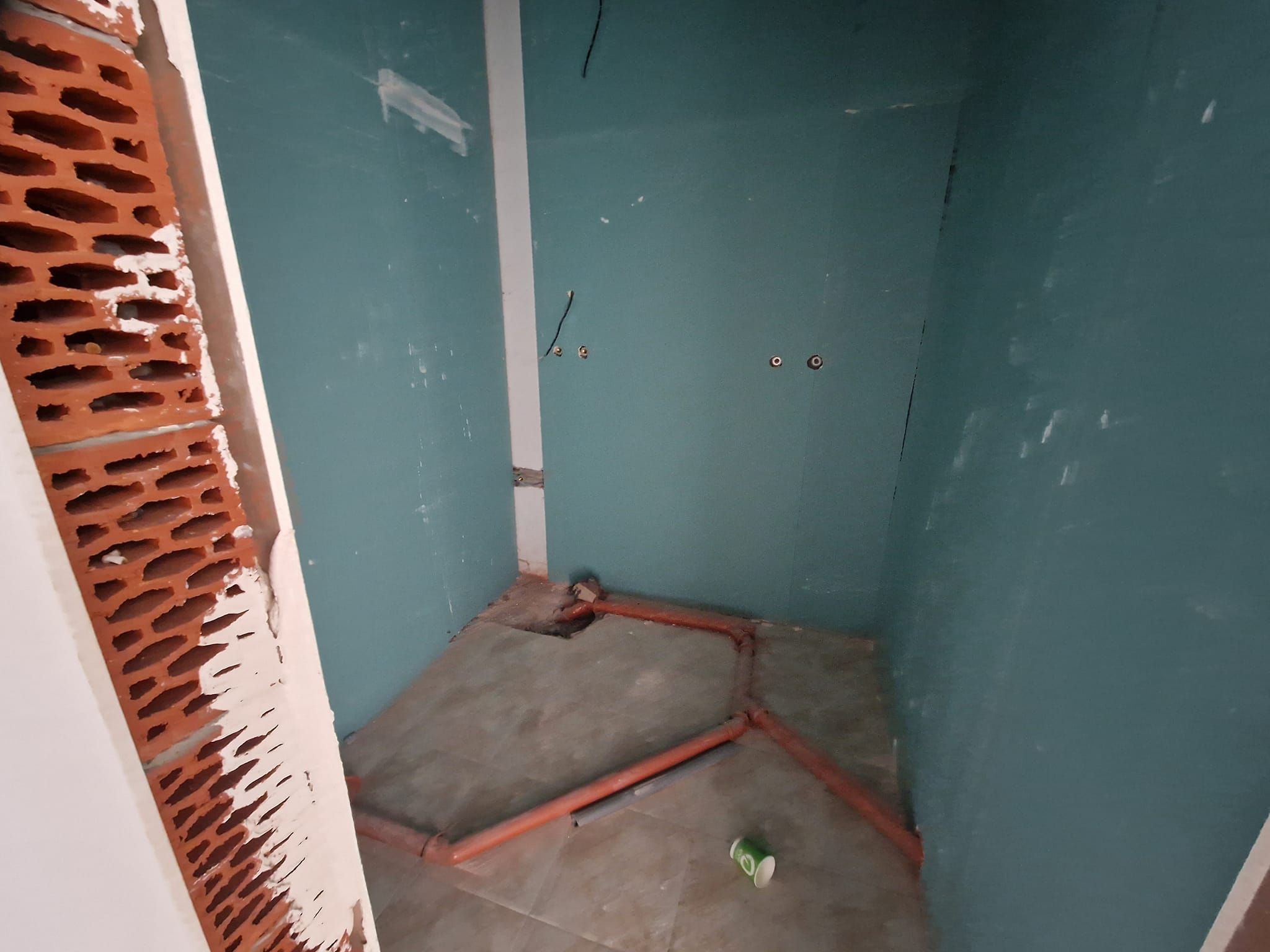 Югоизточно необзаведено студио за продажба до лифта в Банско