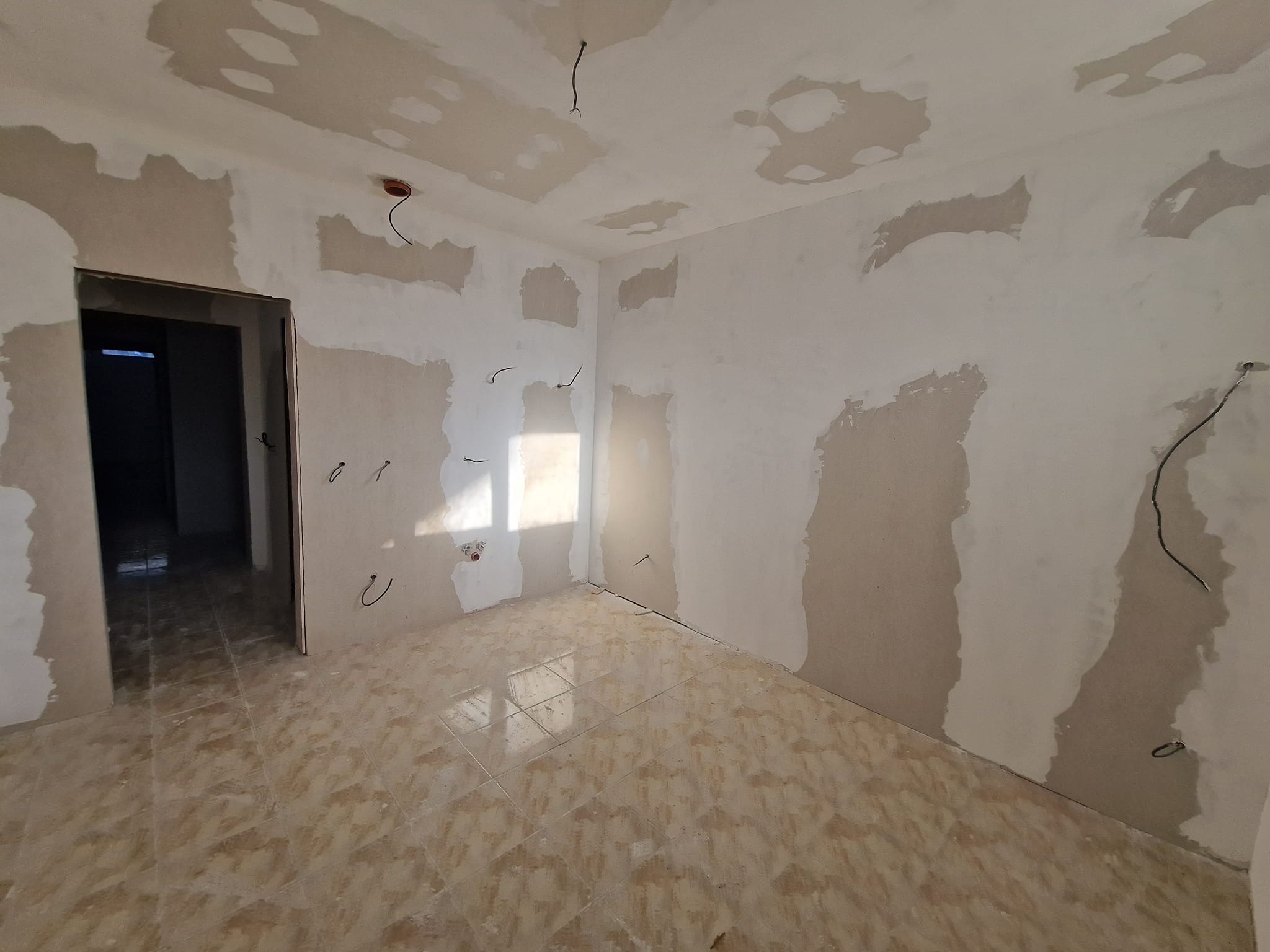 Югоизточно необзаведено студио за продажба до лифта в Банско