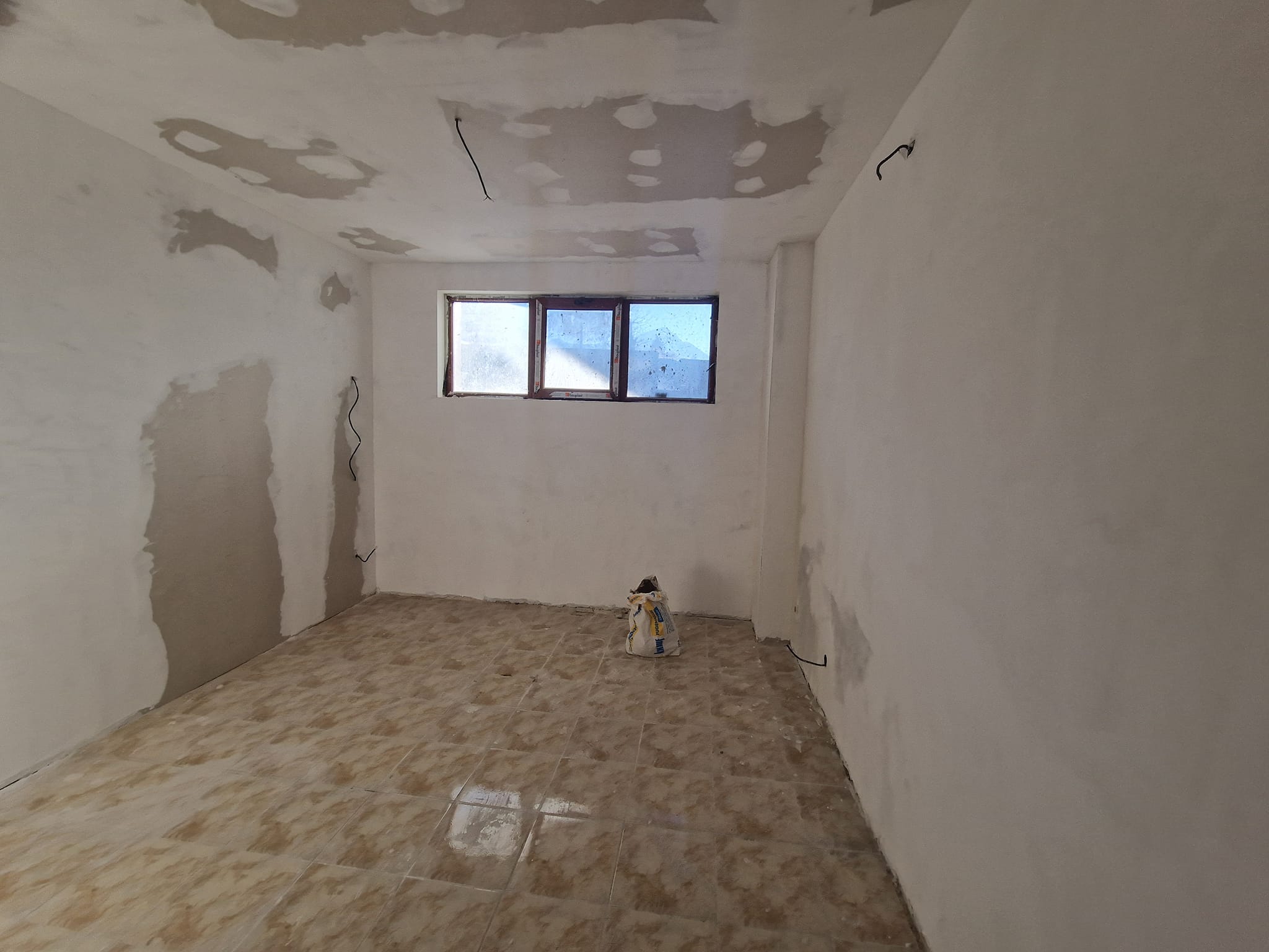 Югоизточно необзаведено студио за продажба до лифта в Банско