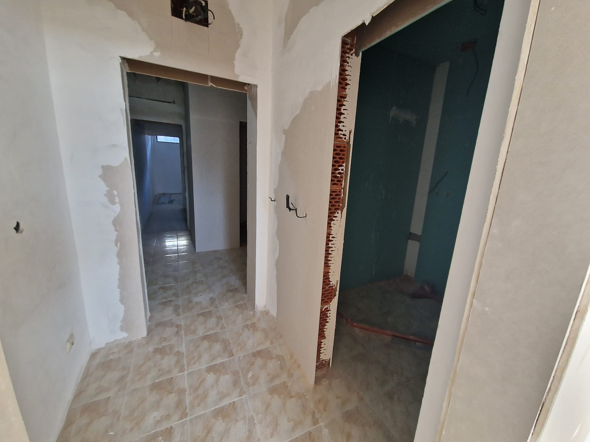 Югоизточно необзаведено студио за продажба до лифта в Банско