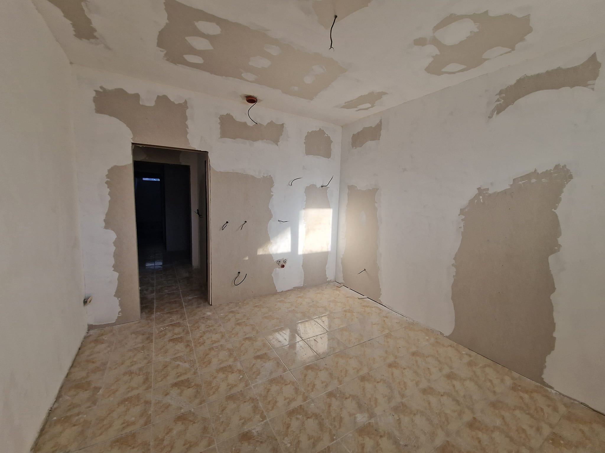 Югоизточно необзаведено студио за продажба до лифта в Банско