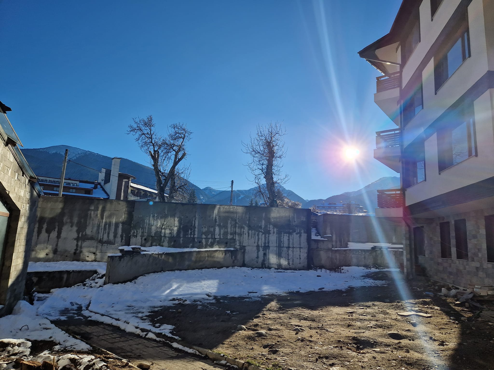 Югоизточно необзаведено студио за продажба до лифта в Банско