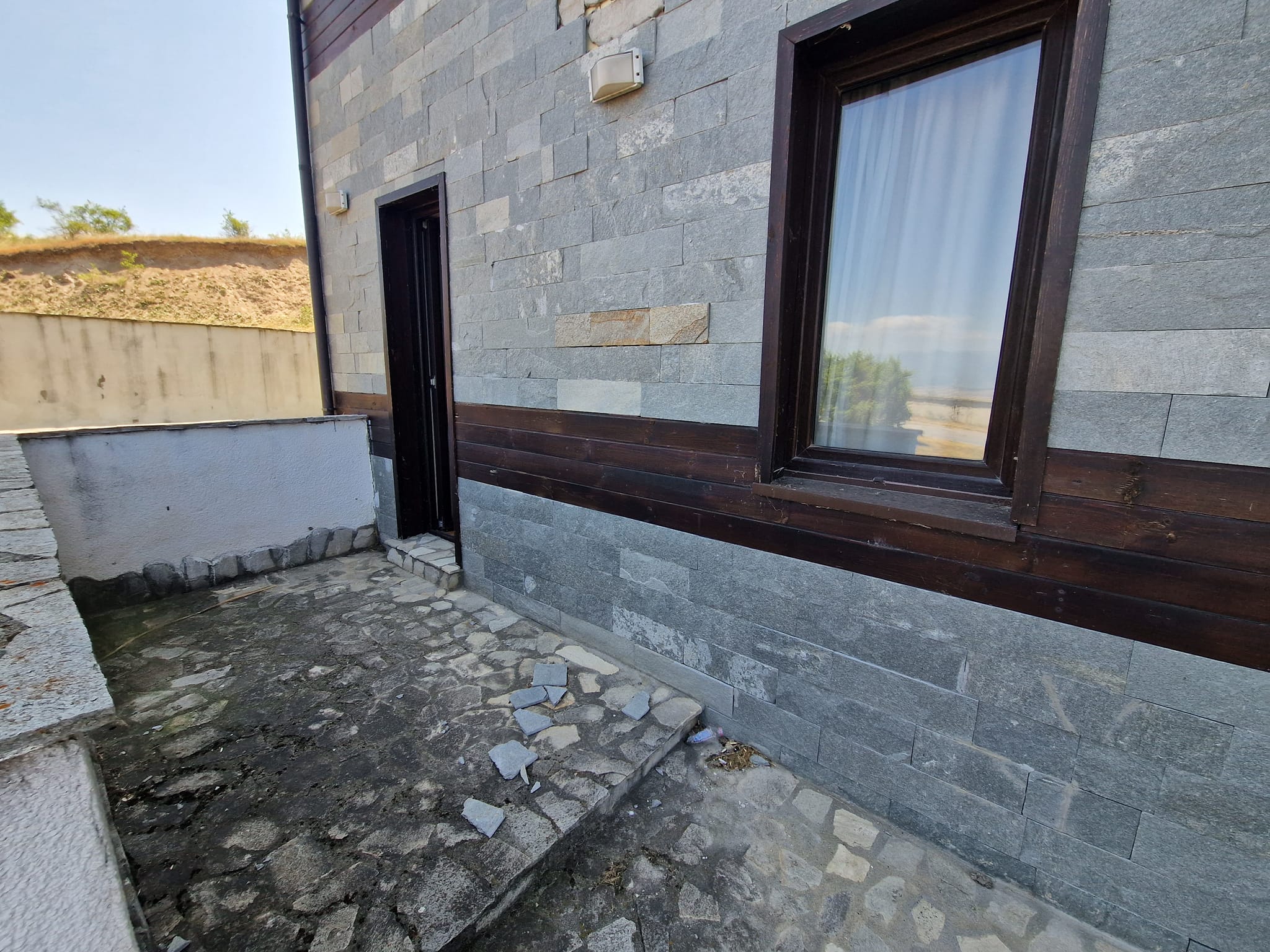 Обзаведено студио със собствен вход за продажба в комплекс Роял Парк